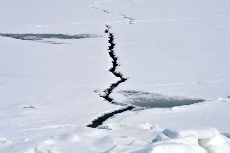 Трещины на льду. Льдина с трещинами. Треснувший лед. Хрупкий лед. Раз промахнулась по льду пошли трещины