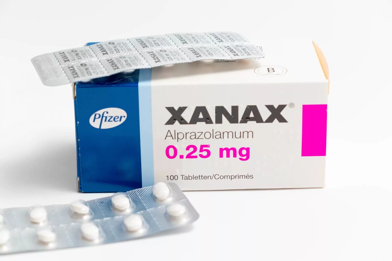 Xanax что это. Ксанакс 50. Ксанакс Пфайзер. Ксанакс Pfizer. Ксанакс 2 мг Файзер.