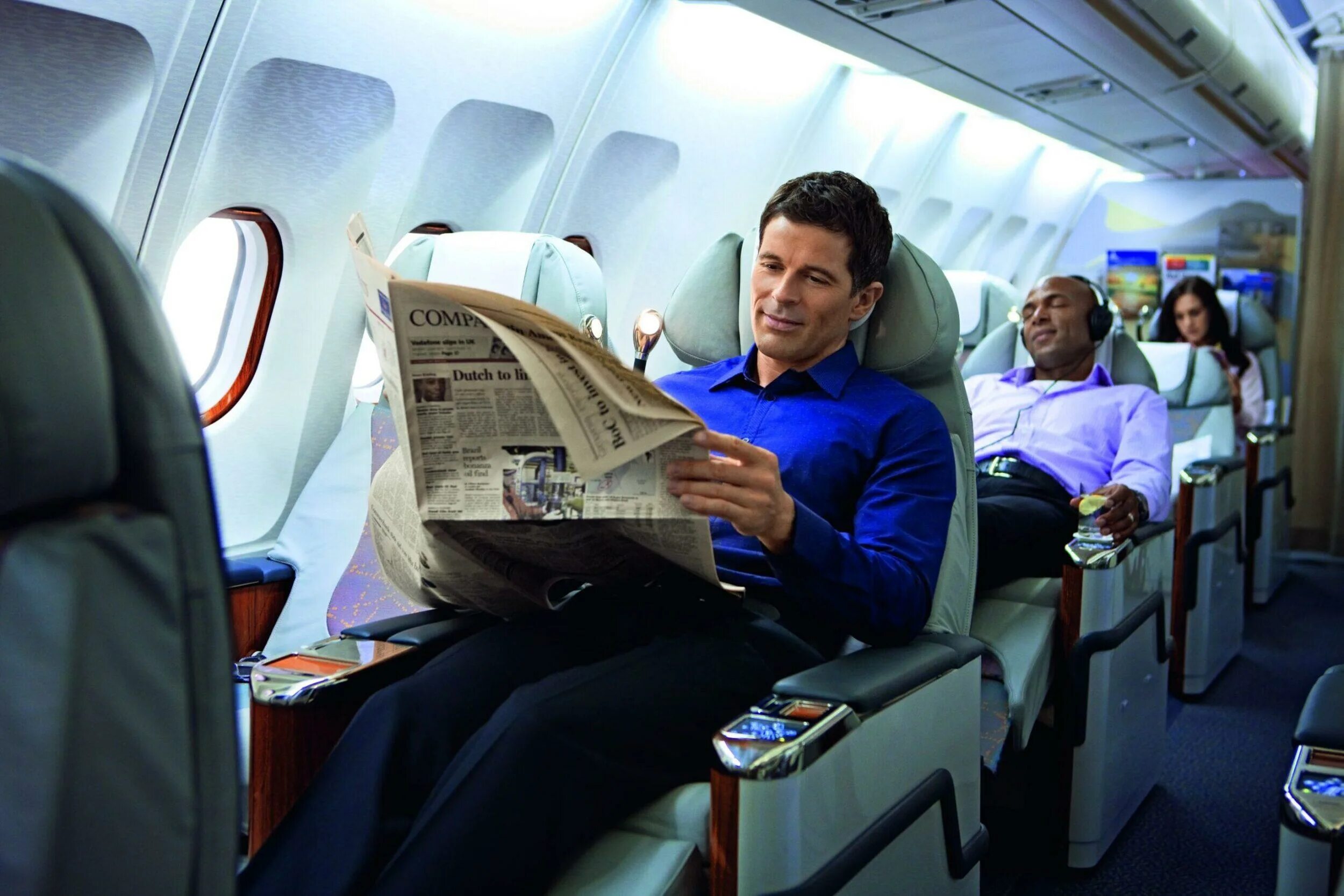 Пассажиры сколько минут. Самолет с пассажиром. Люди в самолете. Человек сидит в самолете. Бизнес класс в самолете.