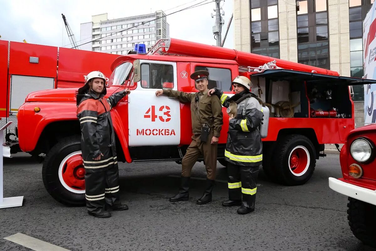 24 пожарная часть москва. Пожарные россии. Алексей сивов мчс пожар. Огнеборцы москвы. Пожарная охрана москвы.