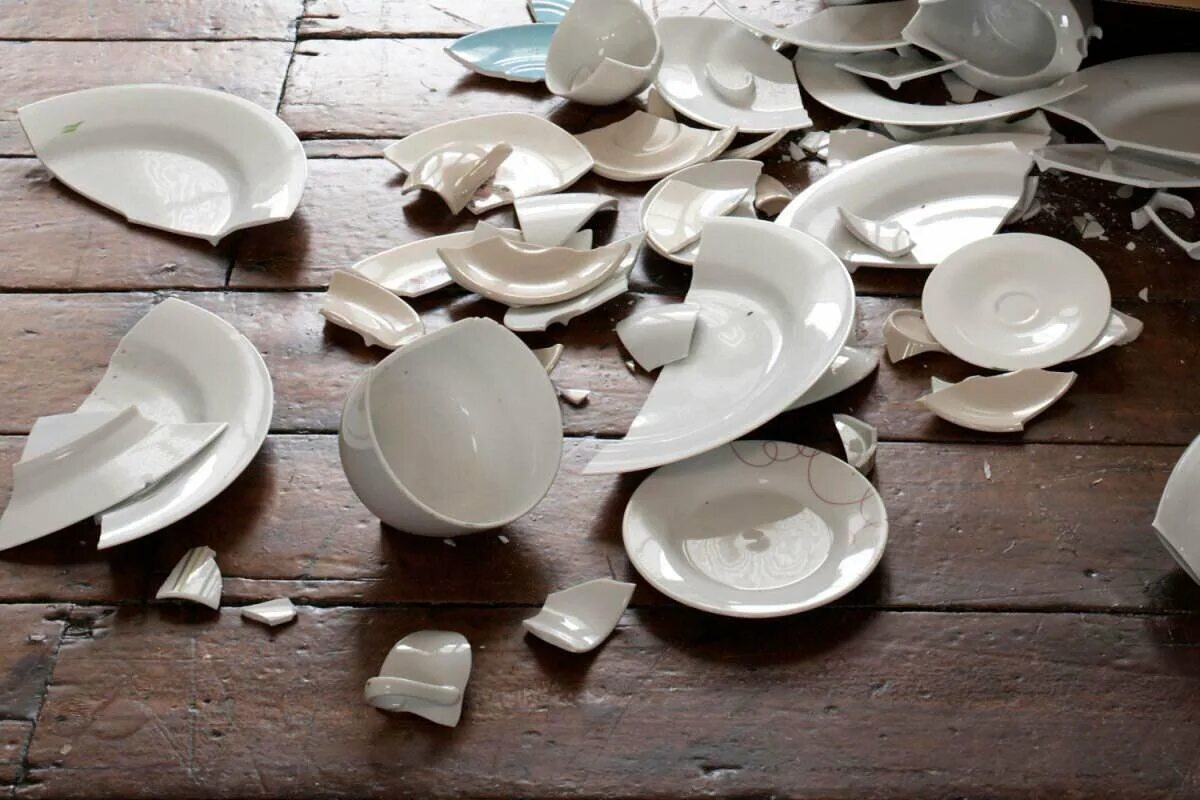 Можно бить посуду. Разбитая посуда. Разбитая посуда на полу. Разбитая тарелка. Разбитая тарелка на полу.