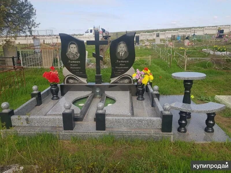 Модель №11 черный гранит ермис. Вертикальные памятники из гранита. Гранитные памятники краснодаре. Гранитные памятники краснодаре. Памятники-юг, краснодар.