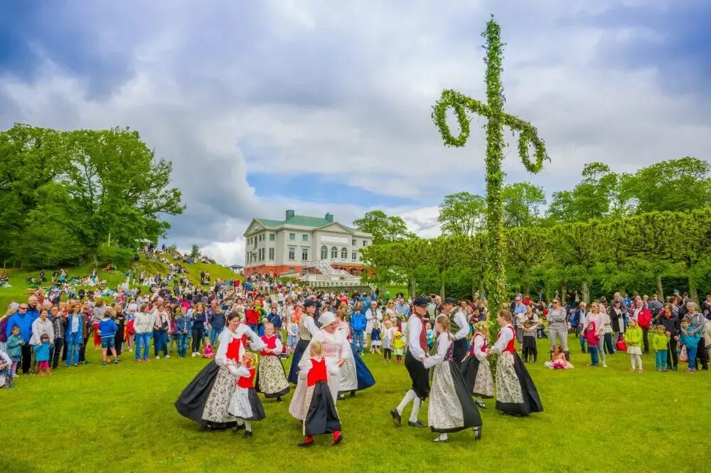 Нов 2 июня. Мидсаммер праздник в Швеции. Midsommar праздник шведский. Швеция праздник Midsummer Day. Мидсоммар в 2021.