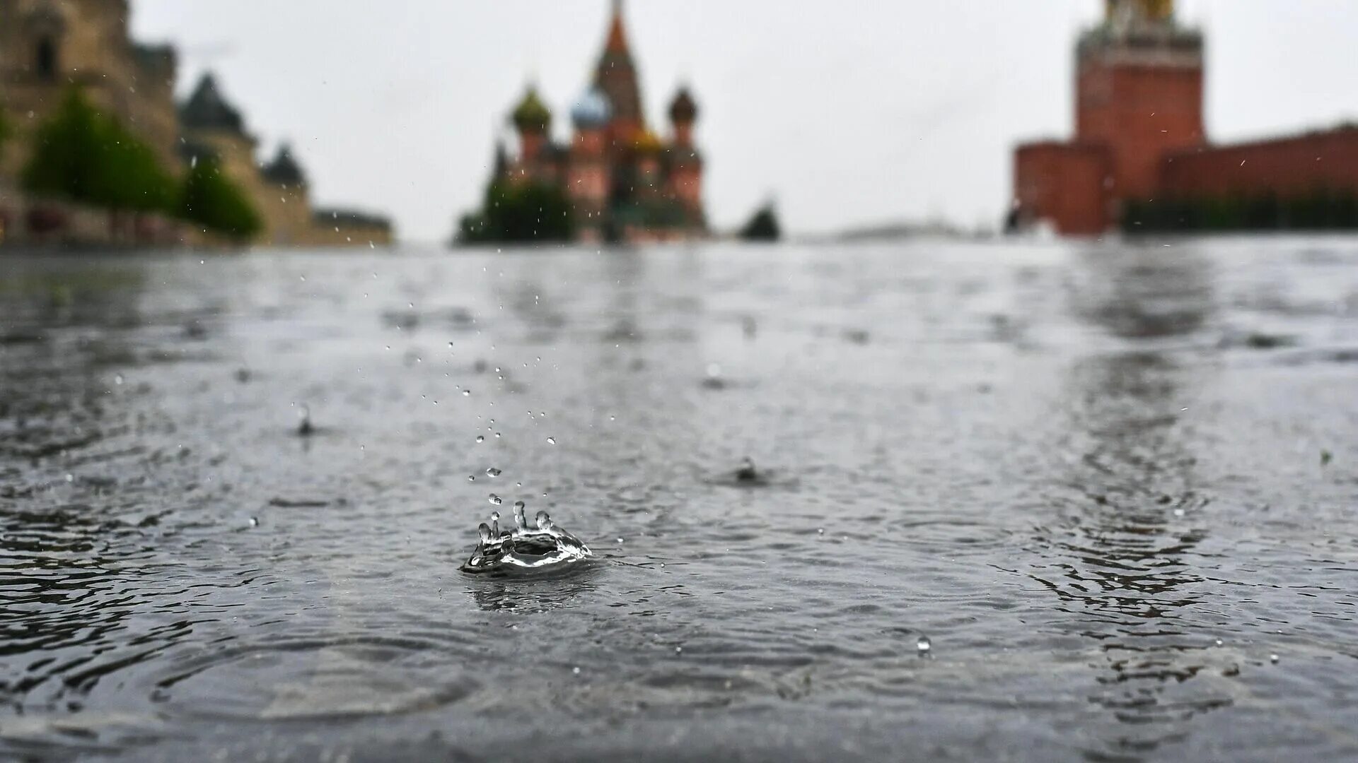 Дождь в Москве. Ливень. Летняя дождливая Москва. Кремль дождь.