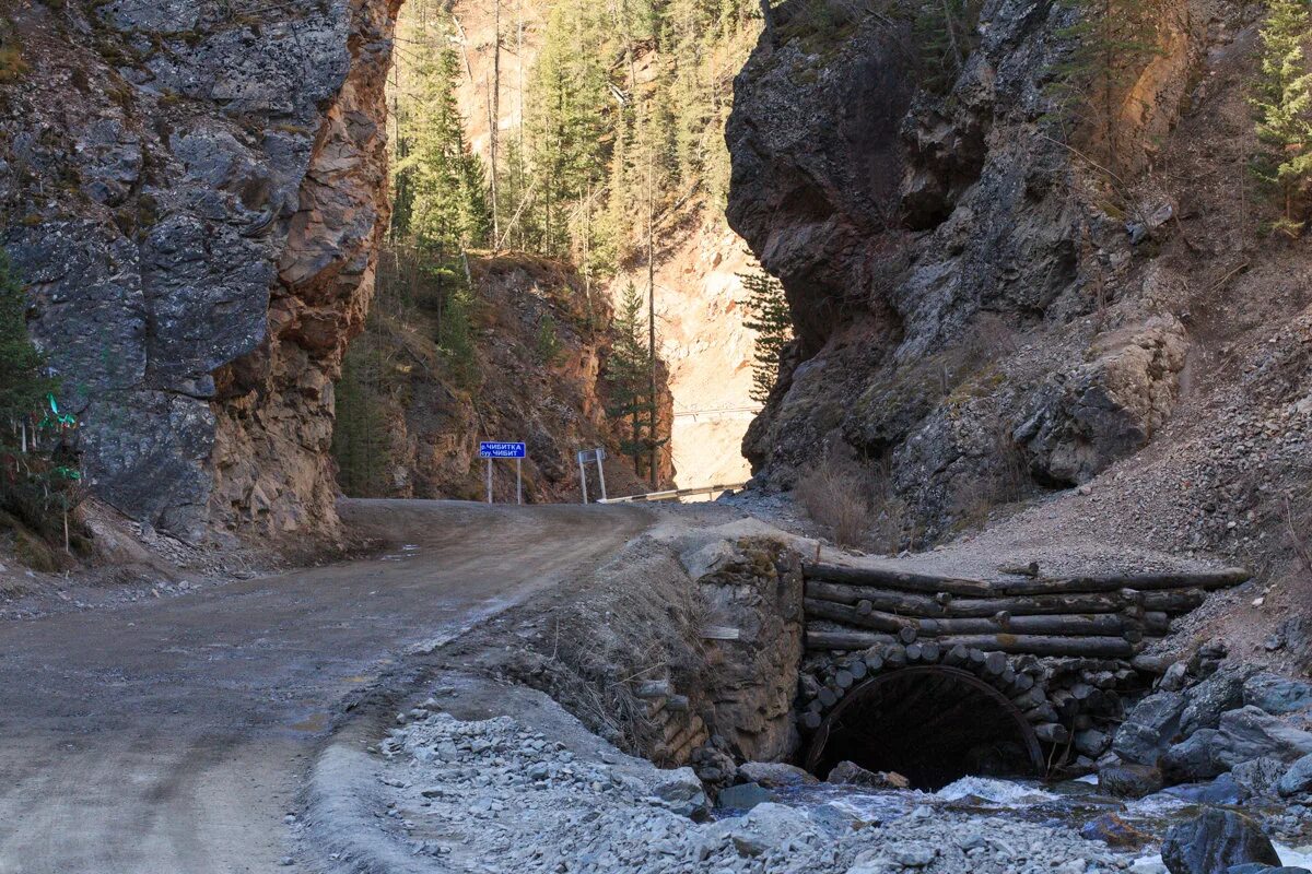 Чуйский тракт красные ворота. Красные ворота горный алтай акташ. Шаньмынь (горные ворота). Красные ворота ущелье горный алтай. Красные ворота горный алтай акташ.