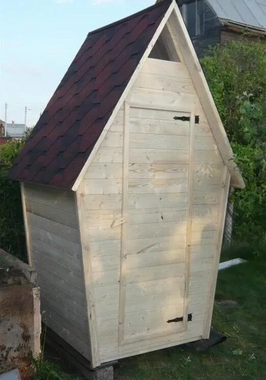 Купить крышу для туалета. Уличный туалет с двускатной крышей\. Туалет дачный деревянный. Дачный туалет Теремок. Дачный туалет с мягкой кровлей.
