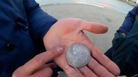Человек продающий монеты