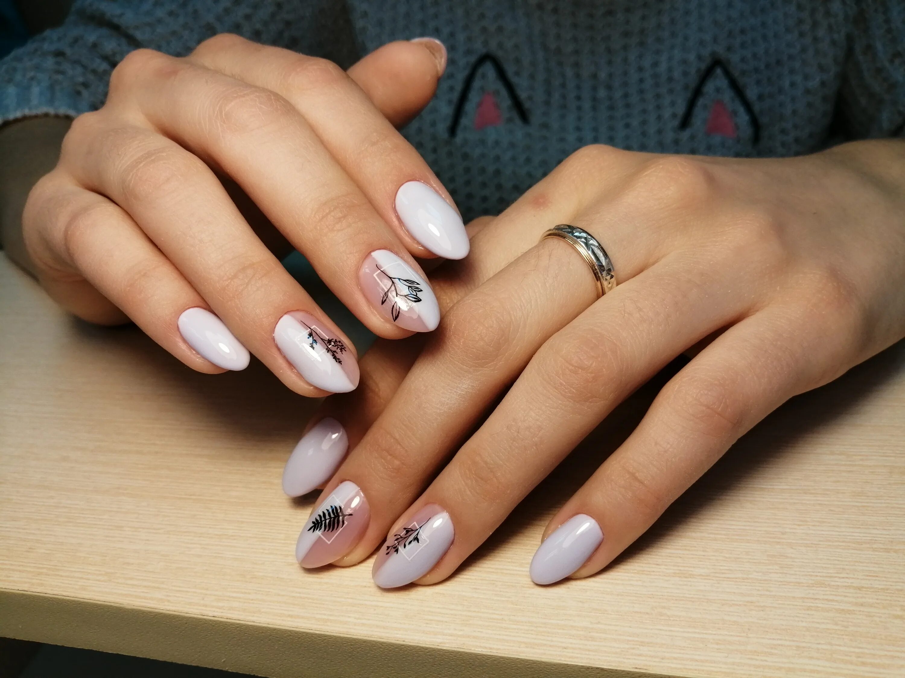 современный маникюр. дизайн на каждый день. дизайн на каждый день. ногти светлые тона. маникюр на короткие.