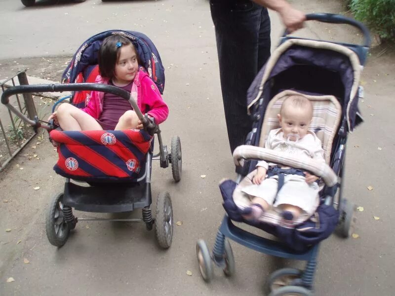 коляска. коляска «малыш». ужас в коляске с ребенком. настоящие дети настоящие коляски. маленькую девочку в коляске.