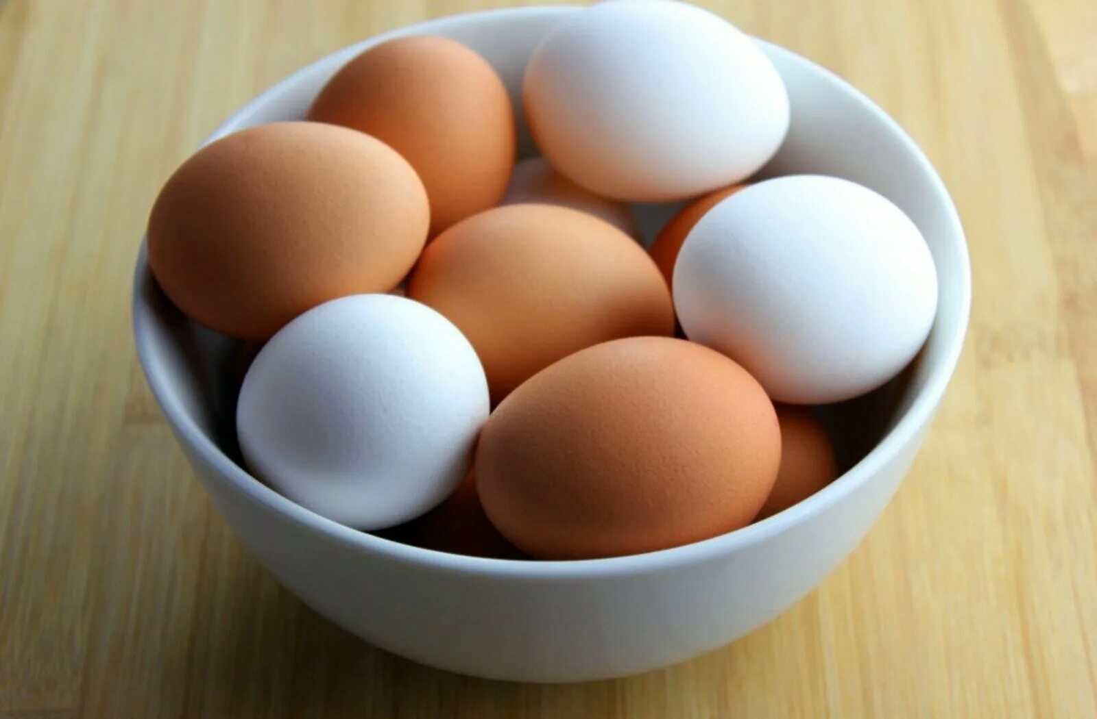 Яйца лучше купить. Яйцо. Яйцо куриное. Яйцо домашнее куриное. Коричневое яйцо.