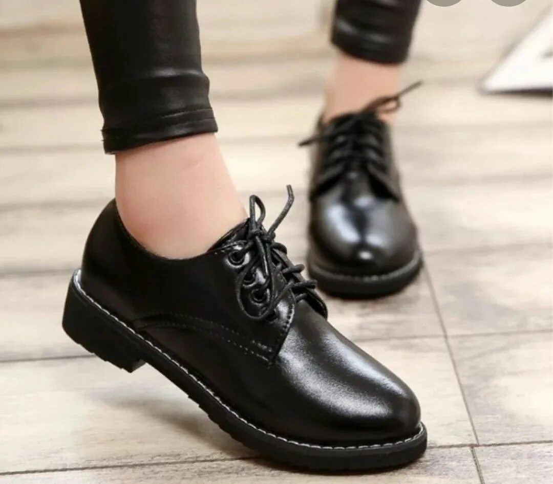 Черные ботинки для девочек. Ботинки оксфорды женские черные. Ботинки на плоской подошве. Классическая обувь женская. Модные полуботинки женские.