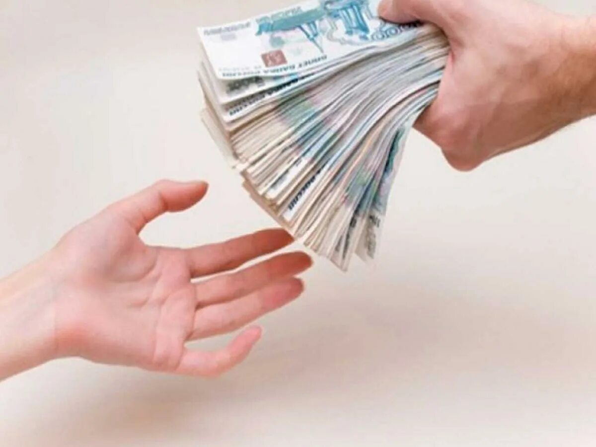 Доллары в руках. Займы наличными. Картинки на тему деньги. Человек отдает деньги. Принятие денег.