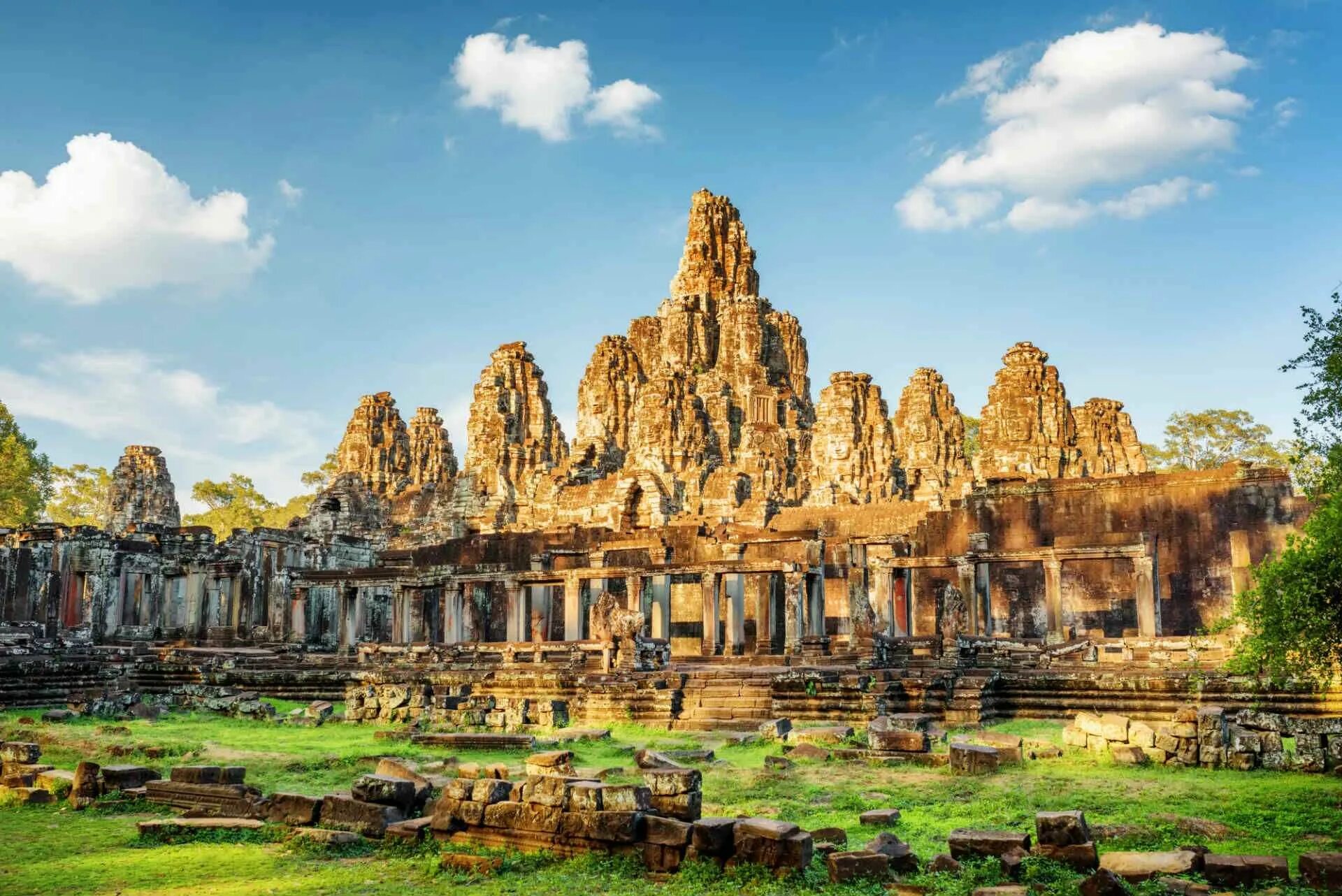 Ангкор храм Байон. Сиемреап храм Байон. Байон Камбоджа. Храм Байон в Камбодже.