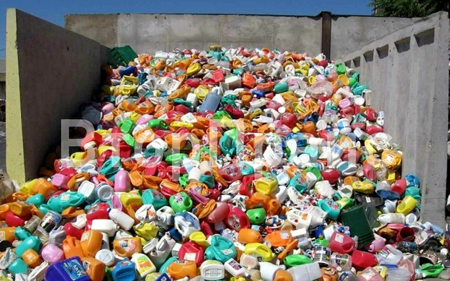 Пластиковый мусор. Пластик отходы. Пластик вторсырье. Отходы из пластмассы.