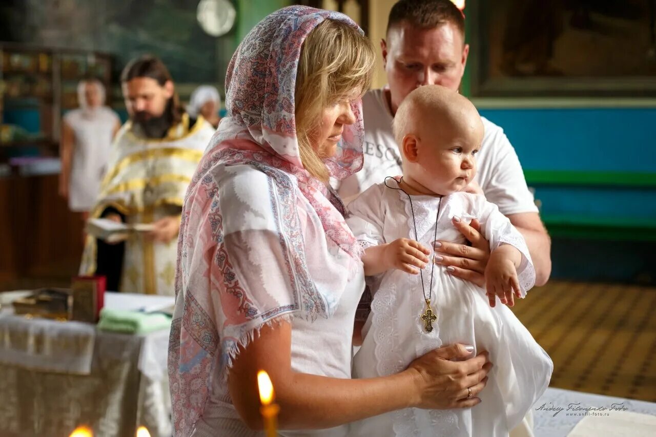 Таинство крещения. Крещение ребенка. Крещение в церкви. Младенец в храме.