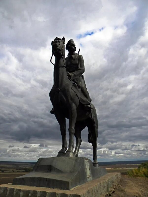 Памятник григорию и аксинье в вешенской. Памятник м а шолохову в вешенской. Вешенская памятник аксинье. Шолоховские герои. Шолоховские герои.