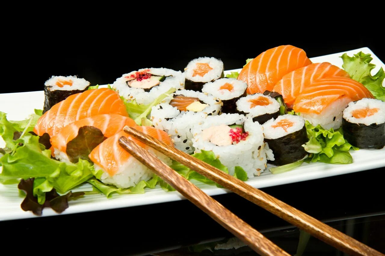 Где живут суши. Красивые роллы. Суши и роллы. Японская кухня роллы. Красивые роллы и суши.