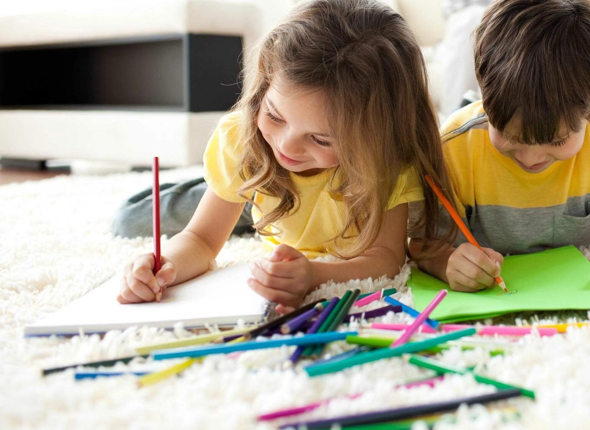 Детский творческий. Рисуем с детьми. Дети за рисованием. Дети занимаются рисованием. Рисуем с дошкольниками.