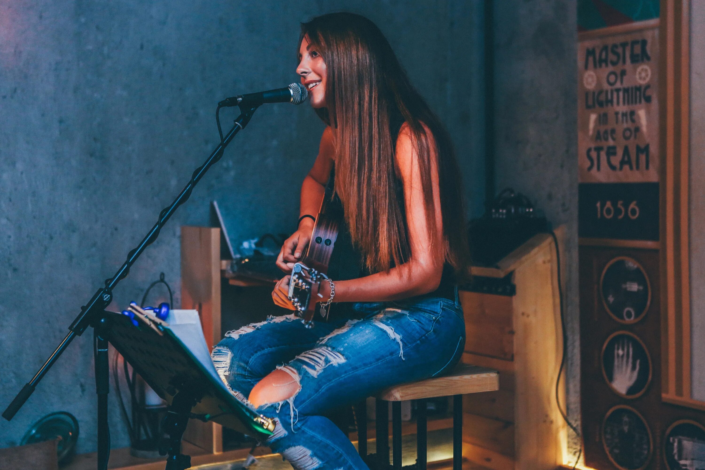 Блюз минусовки для электрогитары. Девушка репетирует гитара в студии звукозаписи. Singing and playing Guitar. Музыка вокал.