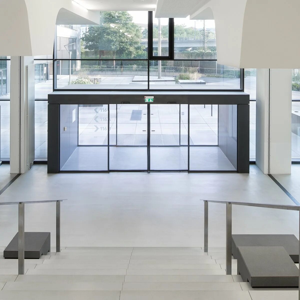 Двери входные раздвижные автоматические входная группа. Geze дверная автоматика. Автоматические д. Автоматические двери kc 100. Geze автоматические двери.