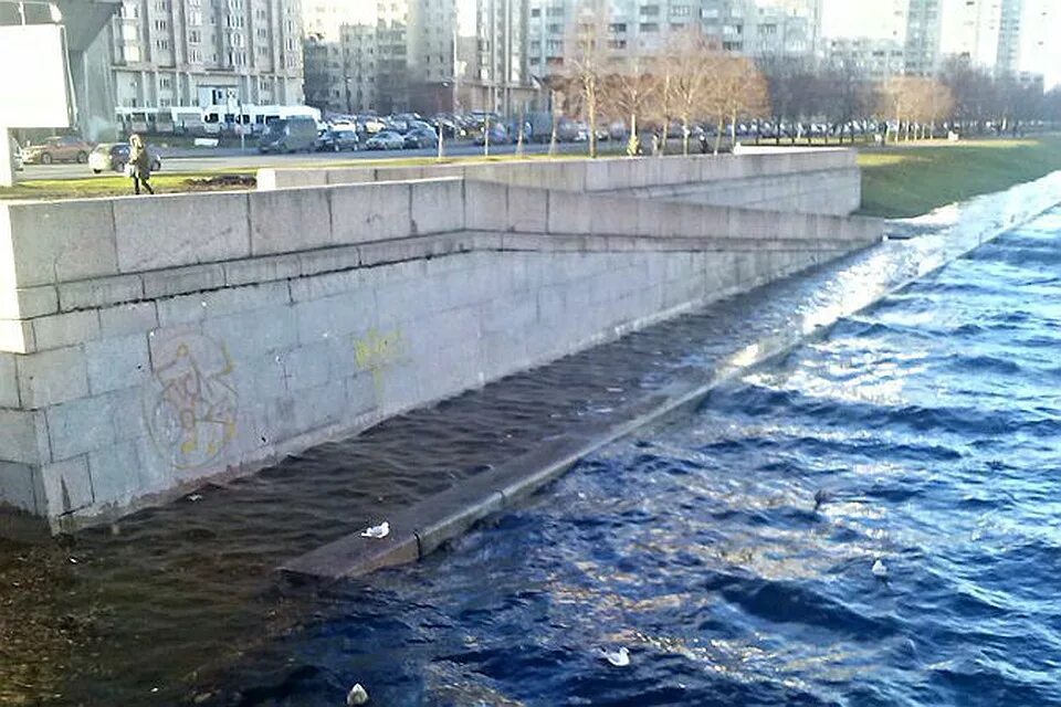 Г грозят. Река Смоленка в Санкт-Петербурге наводнение. Смоленка Санкт-Петербург затопило. Санкт-Петербург затопленная Смоленка. Смоленка наводнение.