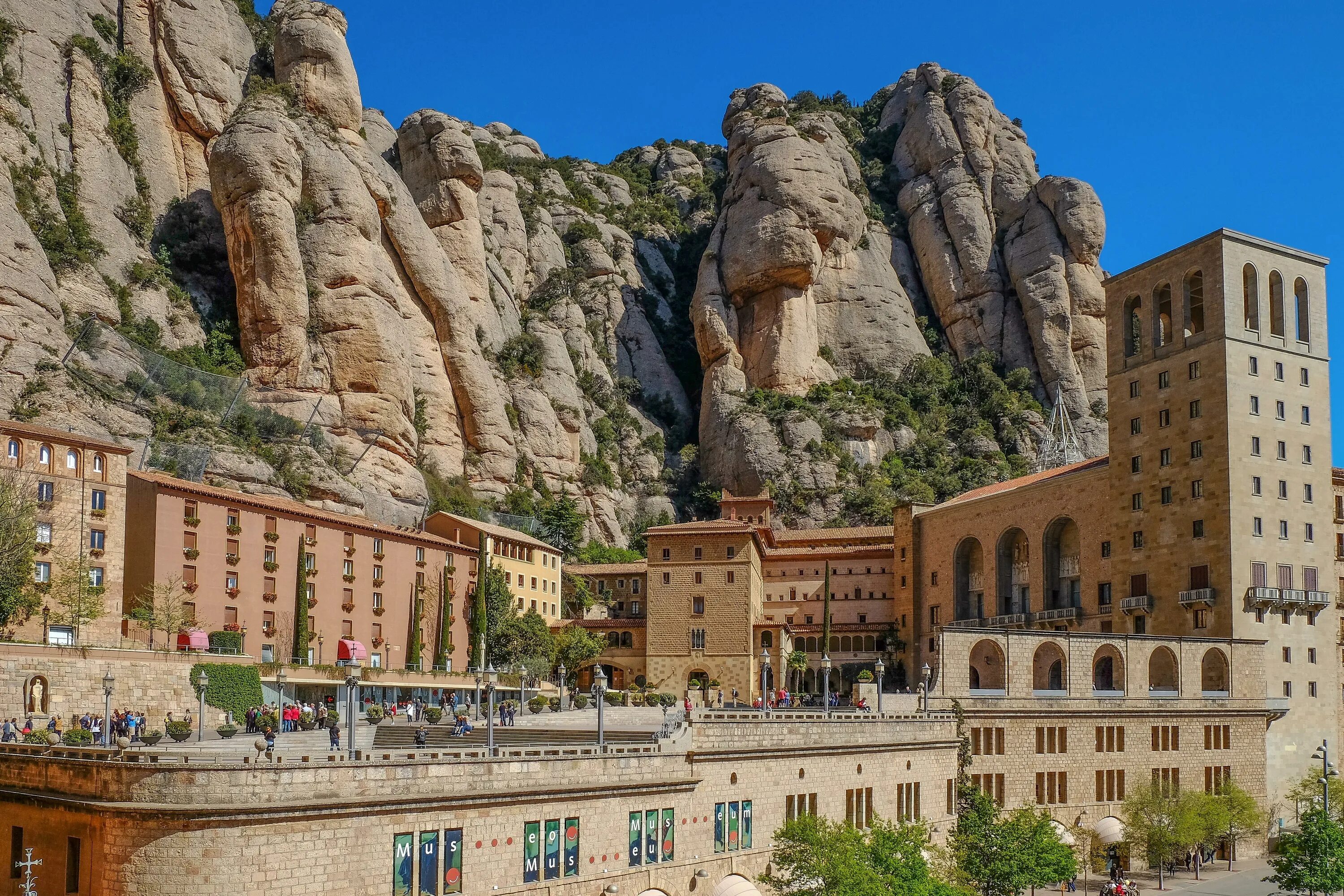 Монастырь монсеррат каталония, испания. Санта-мария де монтсеррат испания. Барселона монсеррат. Храм монтсеррат испания. Гора монсеррат (барселона).