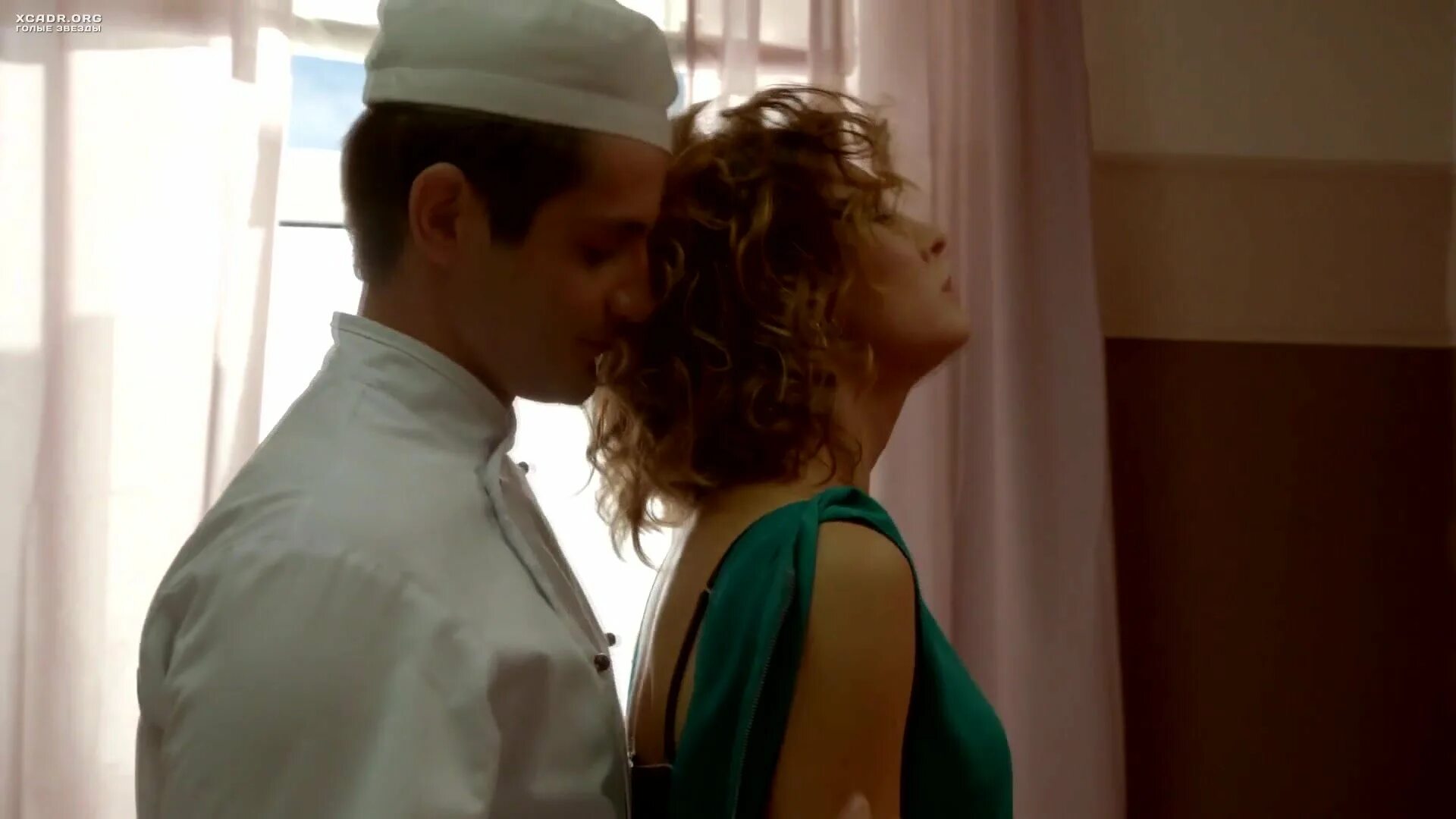 Горячая Елена Подкаминская В Ночной Рубашке – Кухня (2012)