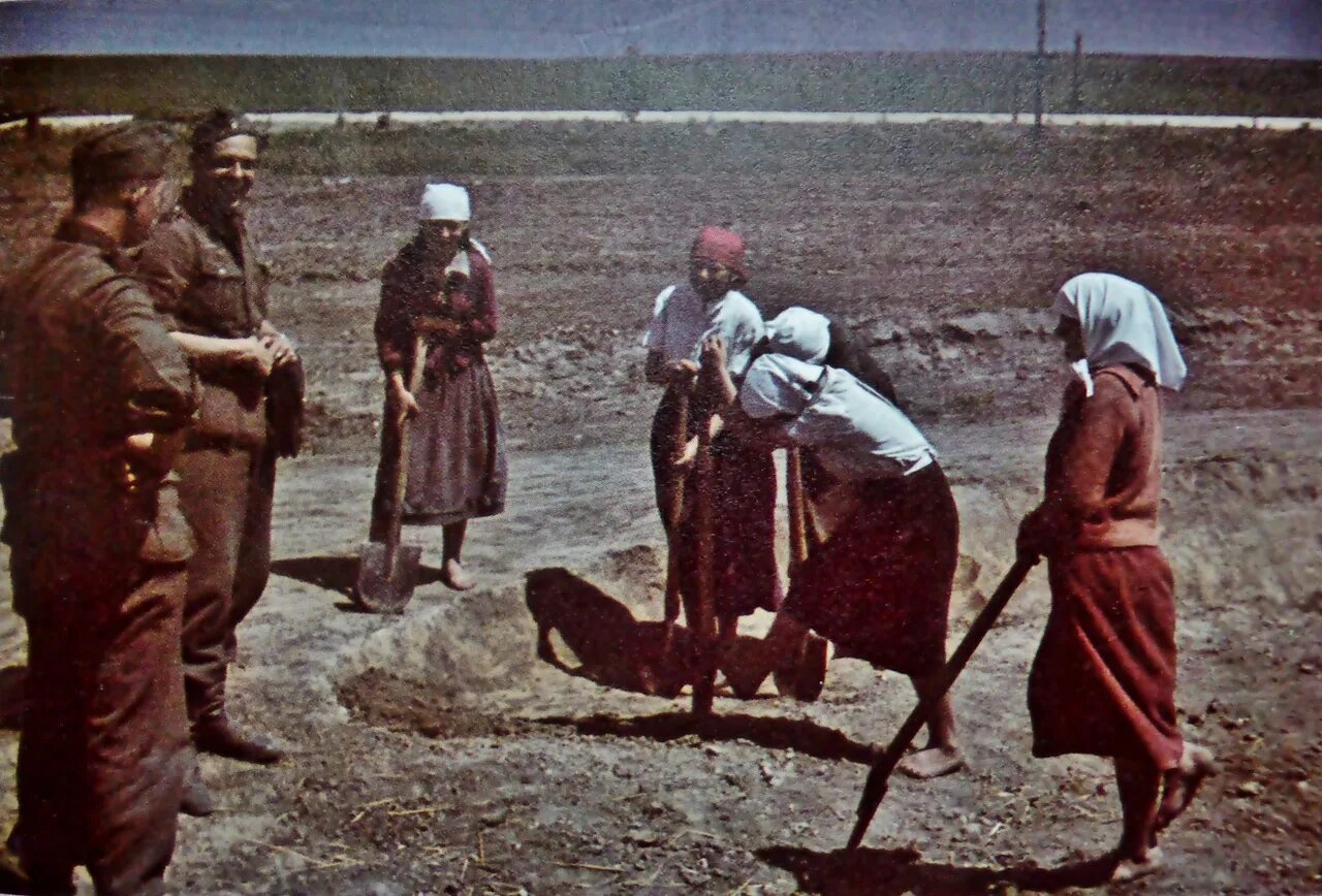 Советский человек в оккупации. Жизнь на оккупированных территориях. Немцы на оккупированных территориях. Женщины на оккупированной территории.