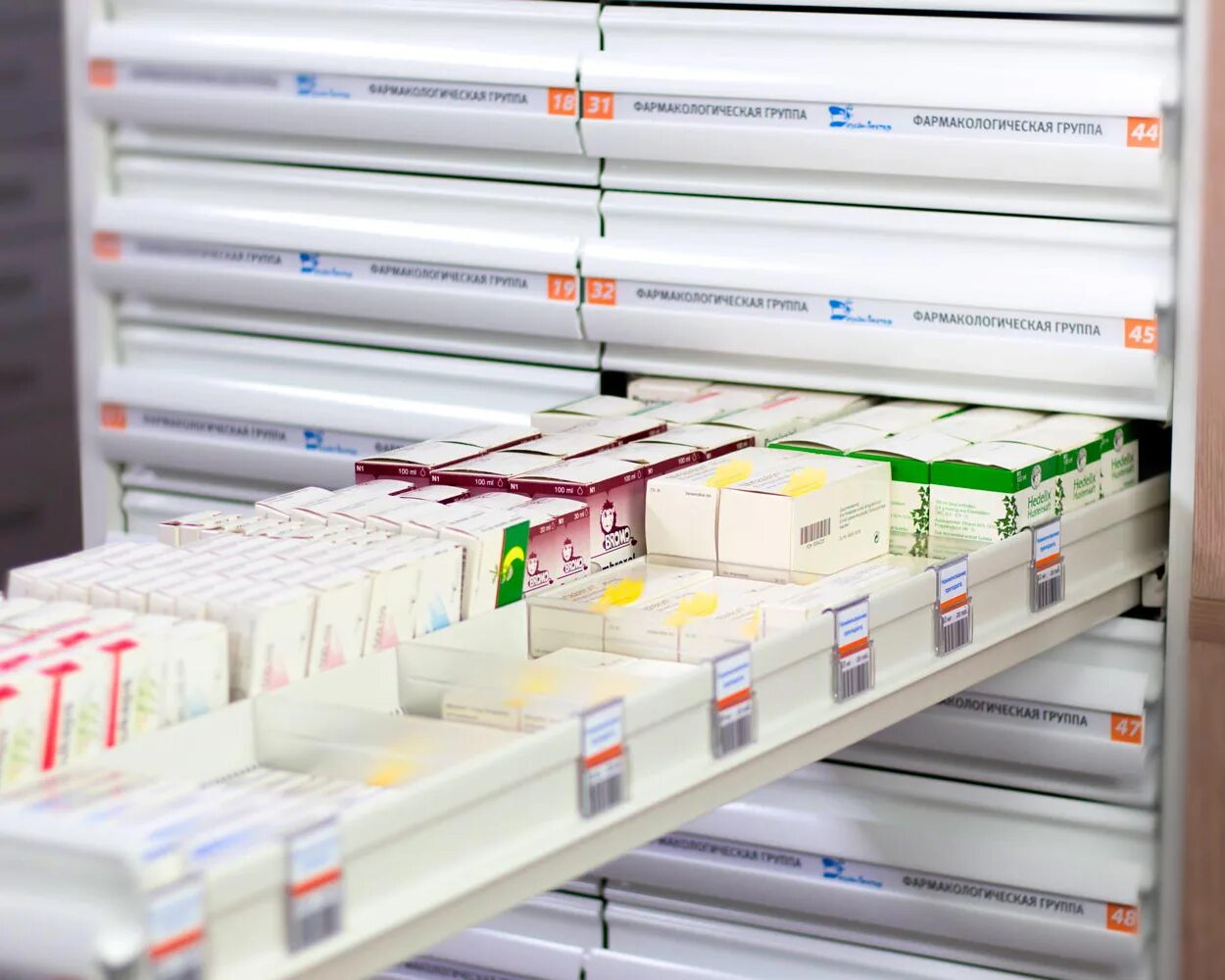 хранение медицинских и фармацевтических товаров. склад для хранения лекарственных препаратов. хранение медицинских изделий. хранение лекарств в аптеке. хранение лекарственных средств.