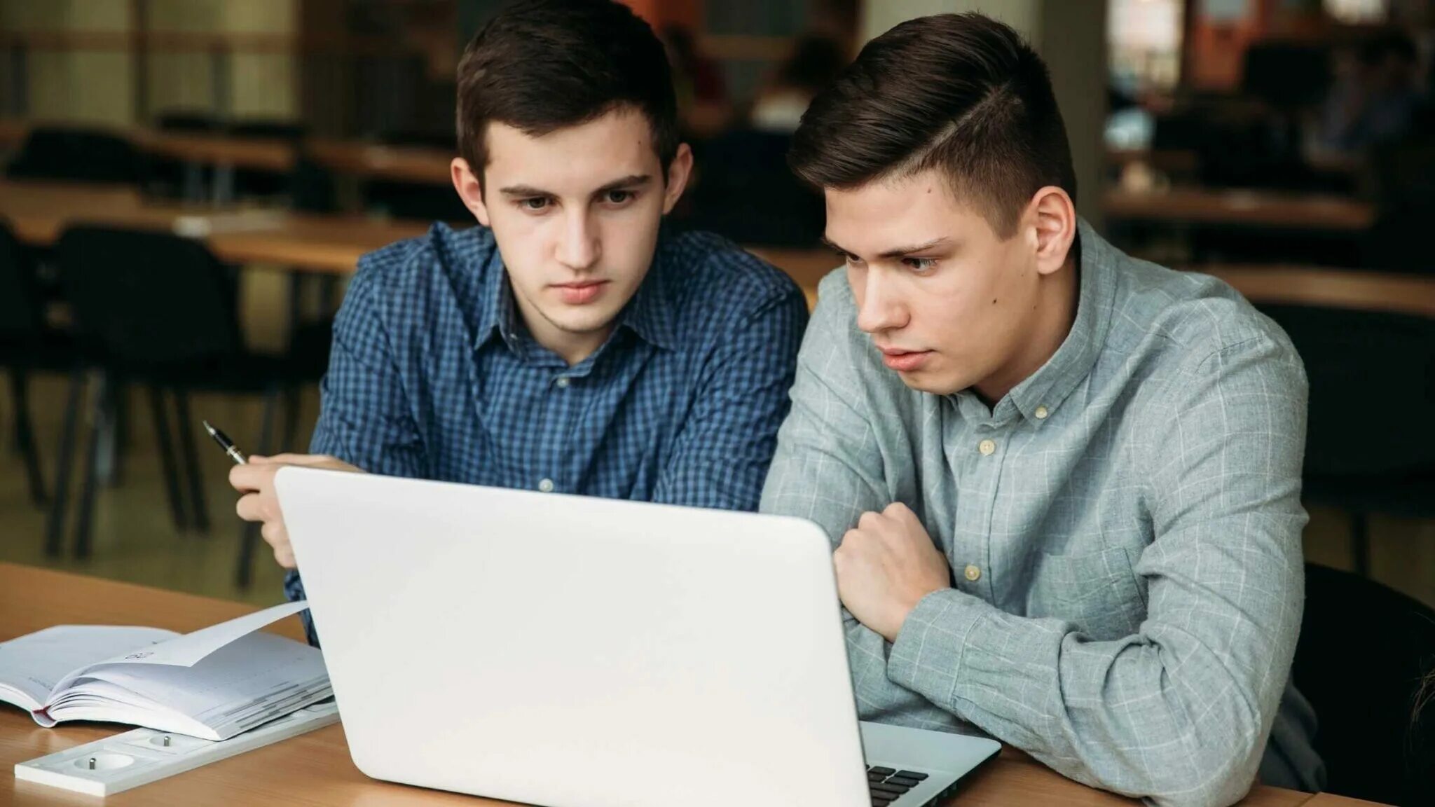 Студент во вторую. Два студента фото. Университет студенты. Студент во вторую. Студент во вторую.