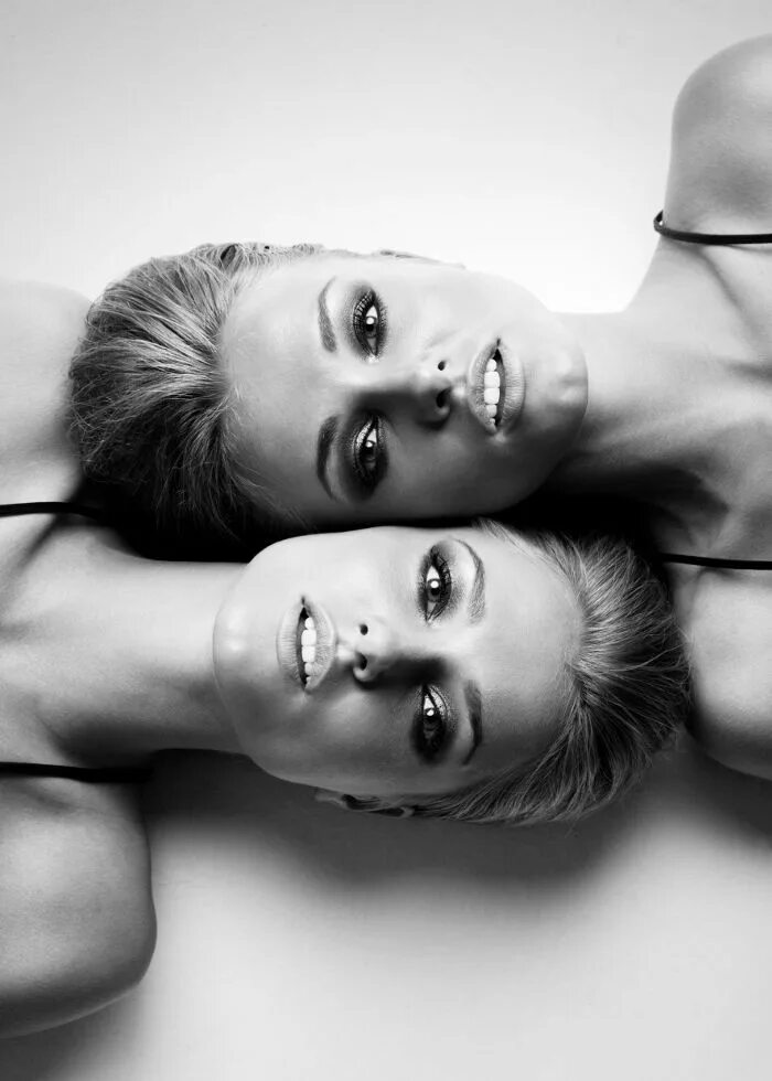 Две позирующие девушки. Фотосессия двух девушек. эросессия двух девушек. фотосессия двух девушек в студии. фотосессия две девушки идеи.