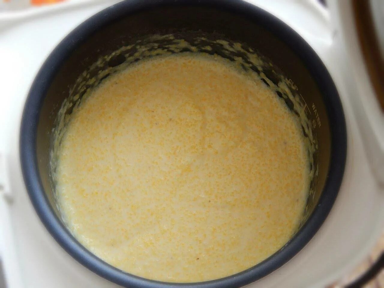 Манная в мультиварке на молоке. Кукурузная каша на молоке в мультиварке. кукурузная какша в мульти. кукурузная молочная каша в мультиварке. куеурузная каша в мультиварук.