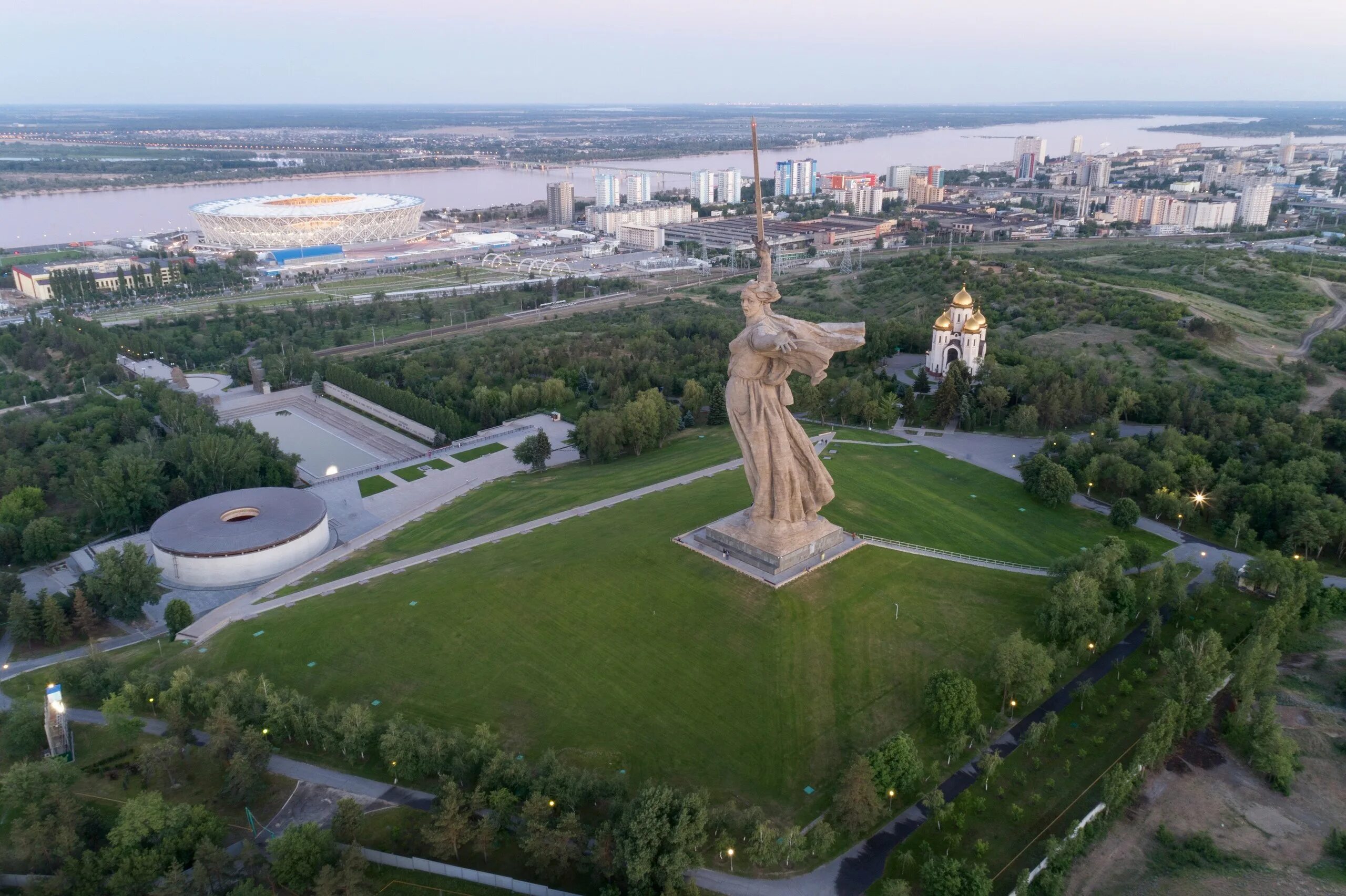 Волгоград набережная Мамаев Курган. Мемориальный парк Мамаев Курган. Волгоград Мамаев Курган 2019. Вид на Волгоград с Мамаева Кургана.