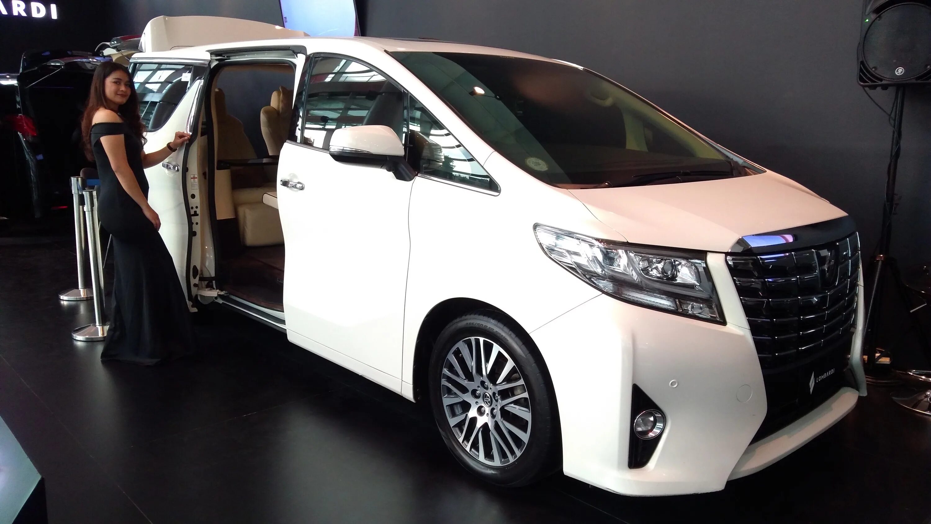 Отличается альфард. Тойота альфард 2019. Тойота альфард 2016. Toyota Alphard MPV. Альфард 2016.