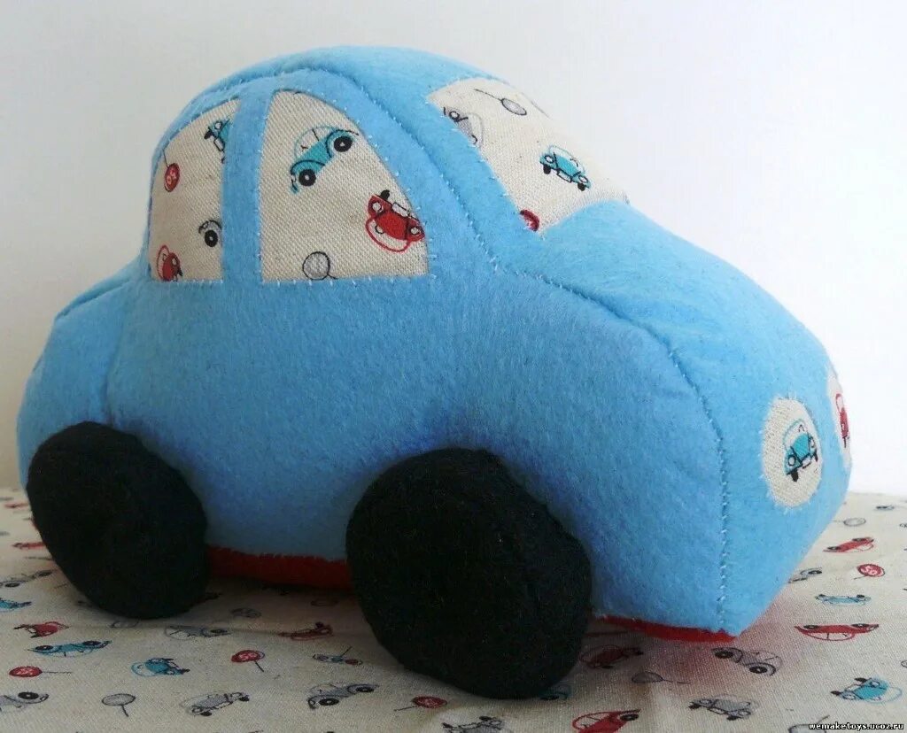 Техника мягкая игрушка. Мягкая игрушка машинка. Мягкая игрушка в машину. Машинка из ткани. Подушка в виде машинки.