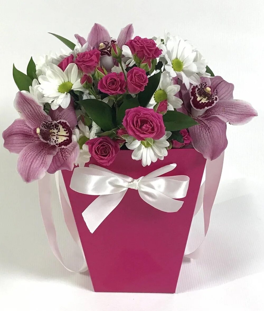 Букет в круглой коробке. Красивая цветочная композиция в коробке. Букетик в коробочке. Шикарные композиции из цветов в коробке. Коробочка с цветами.