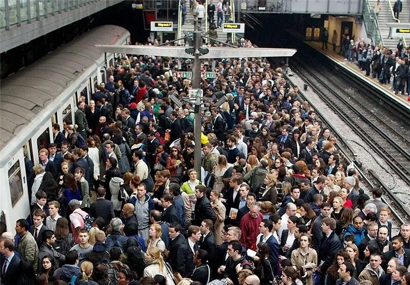 Много людей в метро. Толпа людей в метро. Толпа народа в метро. Час пик в метро. Метро Лондона час пик.