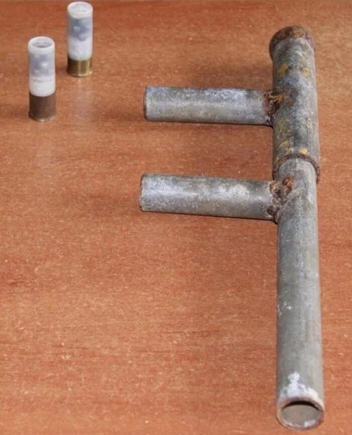 Ружье из трубы. Пистолет 12 калибра самопал. ружьё из водопроводных труб 12 калибра. самоделка 12 калибра. дробовик из трубы 12 калибр.