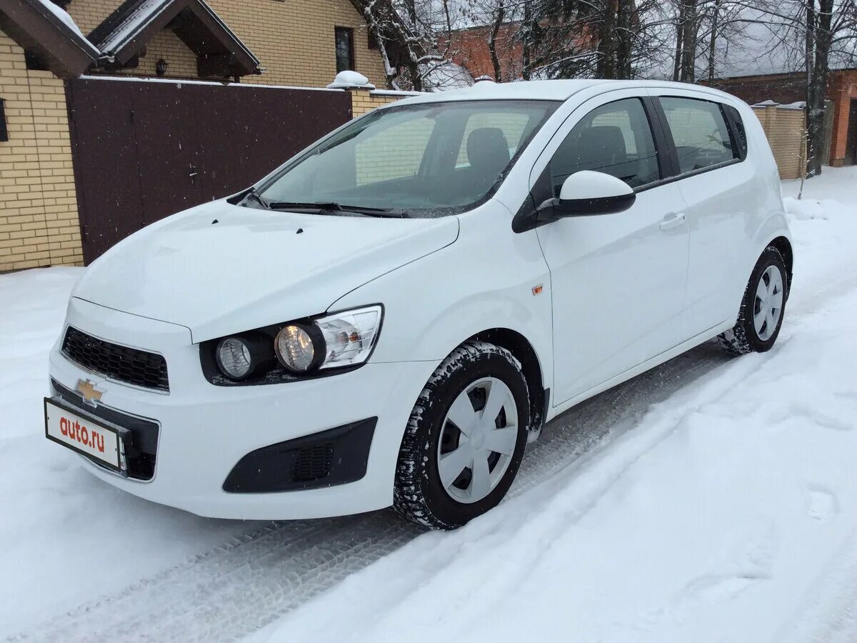 Купить шевроле хэтчбек бу. Chevrolet Aveo белая 2014. Шевроле Авео хэтчбек белая. Chevrolet Aveo 2 хэтчбек. Шевроле Авео т300 хэтчбек белый.