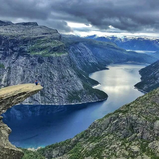 достопримечательности норвегии язык тролля. безенгийское ущелье язык тролля. у озера. язык тролля 3. язык тролля норвегия.