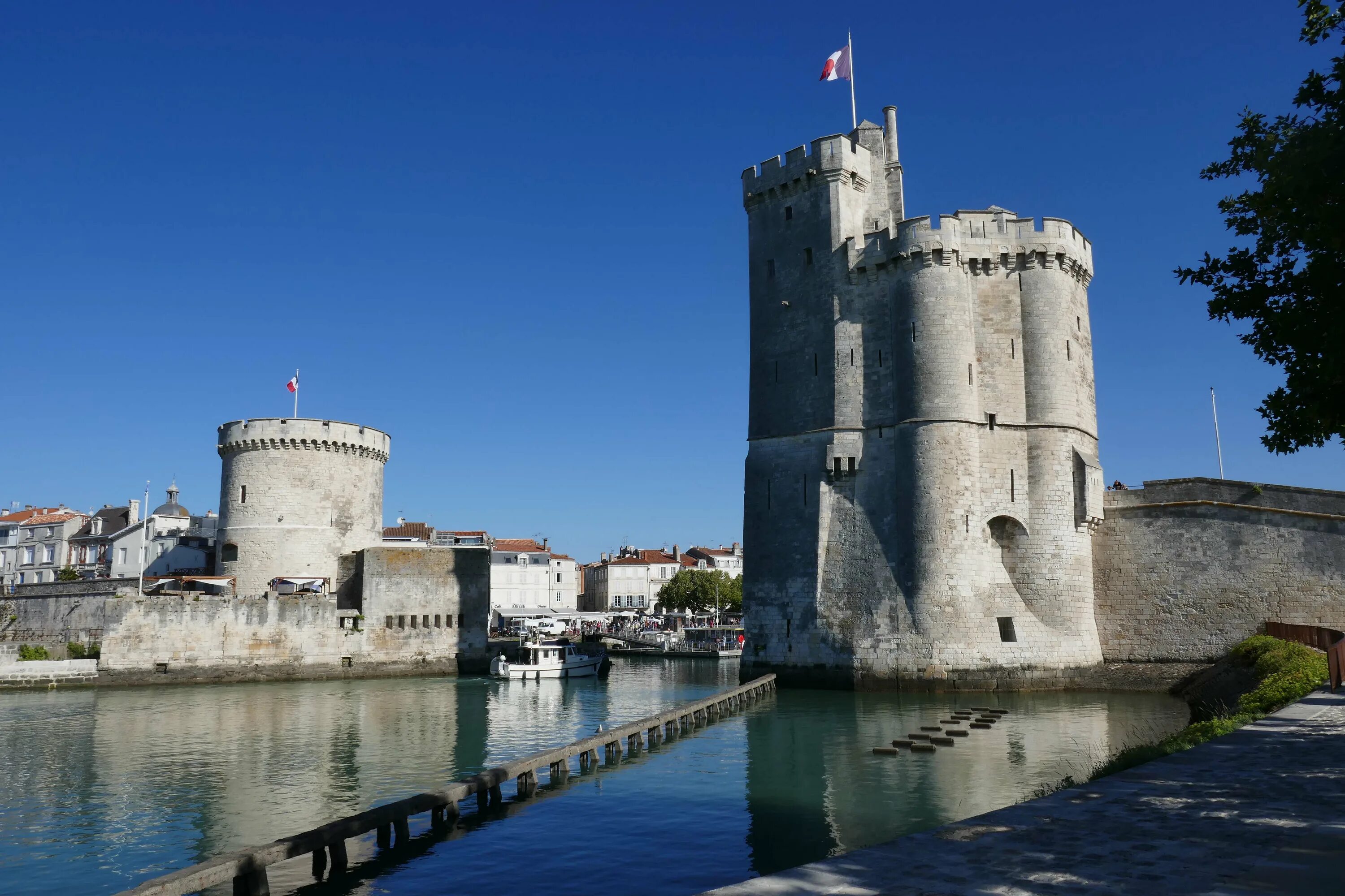 La rochelle. Ля-Рошель Франция. Ля Рошель крепость. Ля-Рошель Франция крепость. Ля Рошель город во Франции.