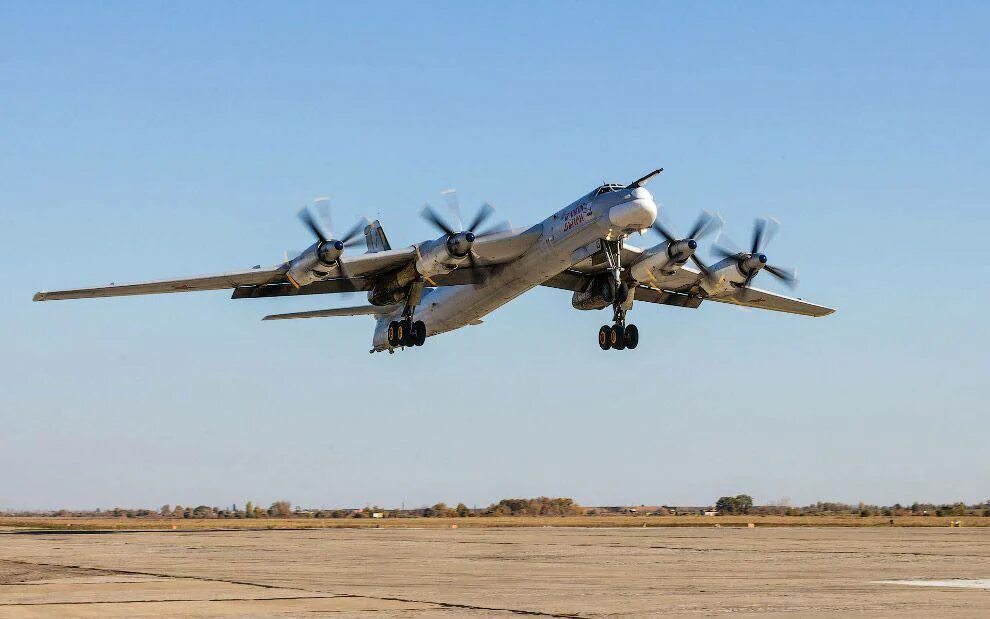 Турбовинтовой стратегический бомбардировщик-ракетоносец ту-95. Ту-160 сверхзвуковой самолёт. Ту-160 белый лебедь. Ту-160 сверхзвуковой самолёт энгельс. Стратегические бомбардировщики фото.