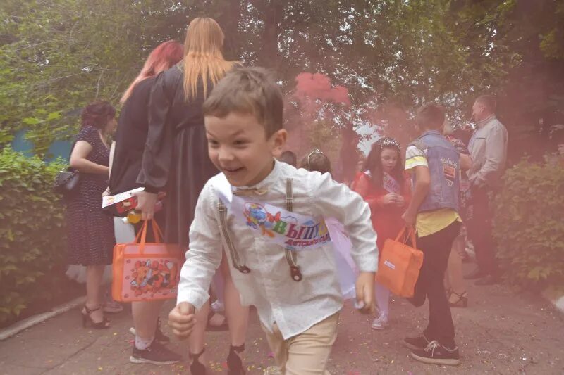 детский лагерь для мальчиков. сотни мальчиков. изложение я вспоминаю сотни ответов мальчишек. боб морли сотня актер. тем рисования для школьников.