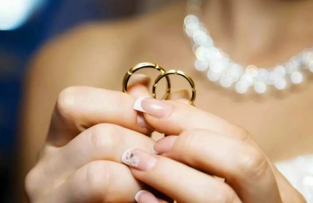 To'ring. Свадебное кольцо для девушки. Примета подарили кольцо. Примета подарили кольцо. Кольцо для предложения.