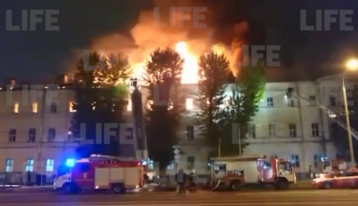 Московский университет пожар. Пожар в университете в москве. Пожар в институте на дубровке. Пожары в общежитии москва. Пожар москва университет.