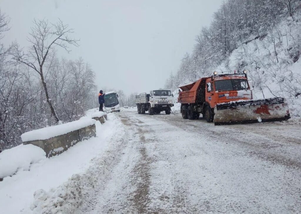 Дальнегорский перевал Приморский край. Снег на дороге. Снег на трассе. Перевал снег.