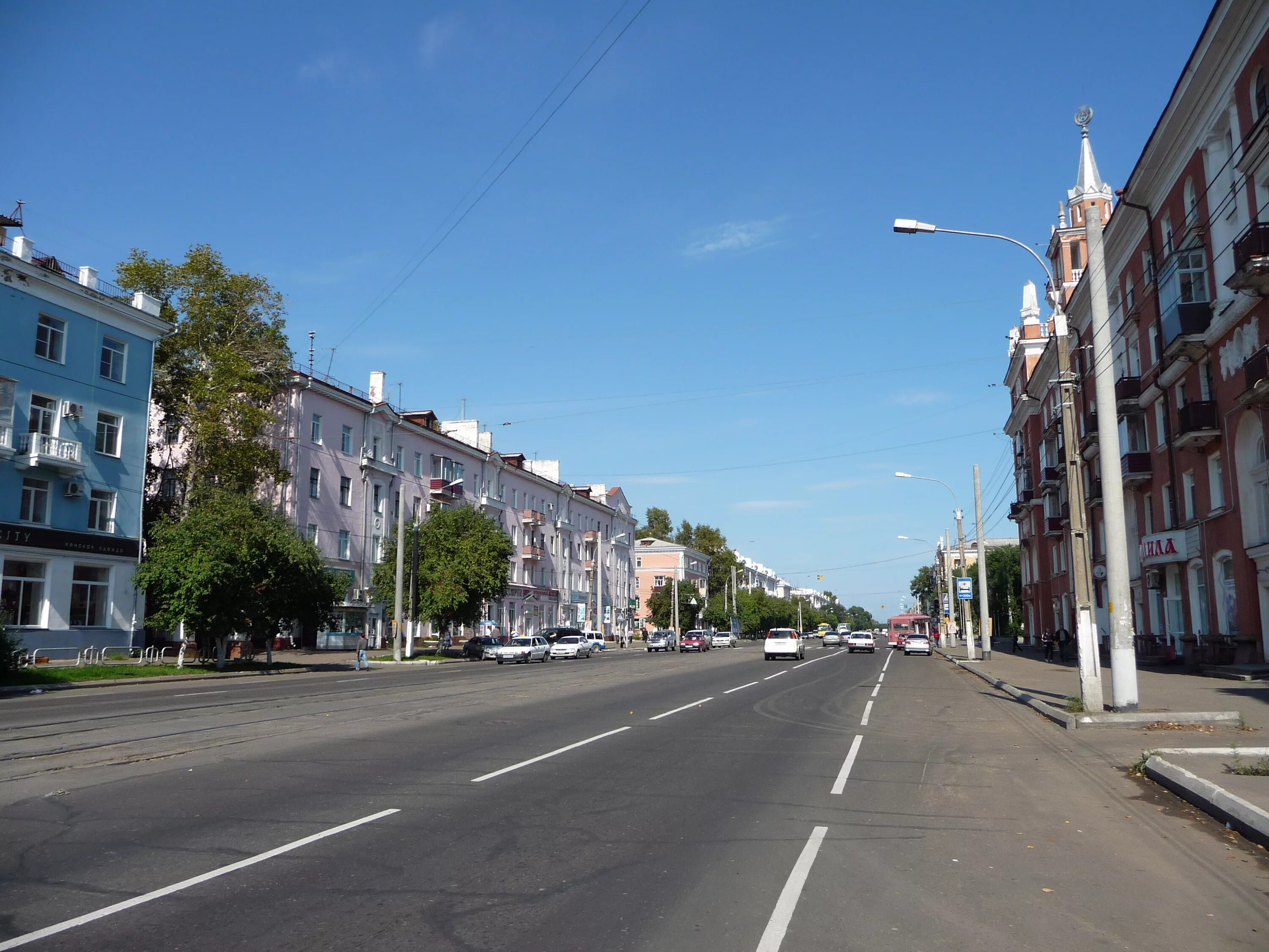 Комсомольск на амуре летом. Ленина 33 Комсомольск на Амуре. Ленина 50 Комсомольск-на-Амуре. Дом со шпилем Комсомольск на Амуре. Санэпидемстанция Комсомольск на Амуре.