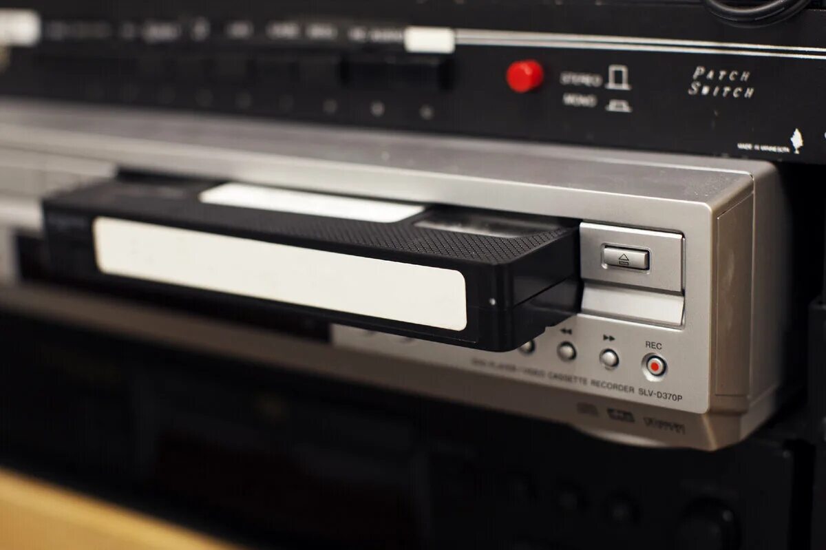 Vhs что это. Видеомагнитофон с кассетами 90е. VCR видеомагнитофон. CV-2000 видеомагнитофон. Видеомагнитофон кассетный National 780.