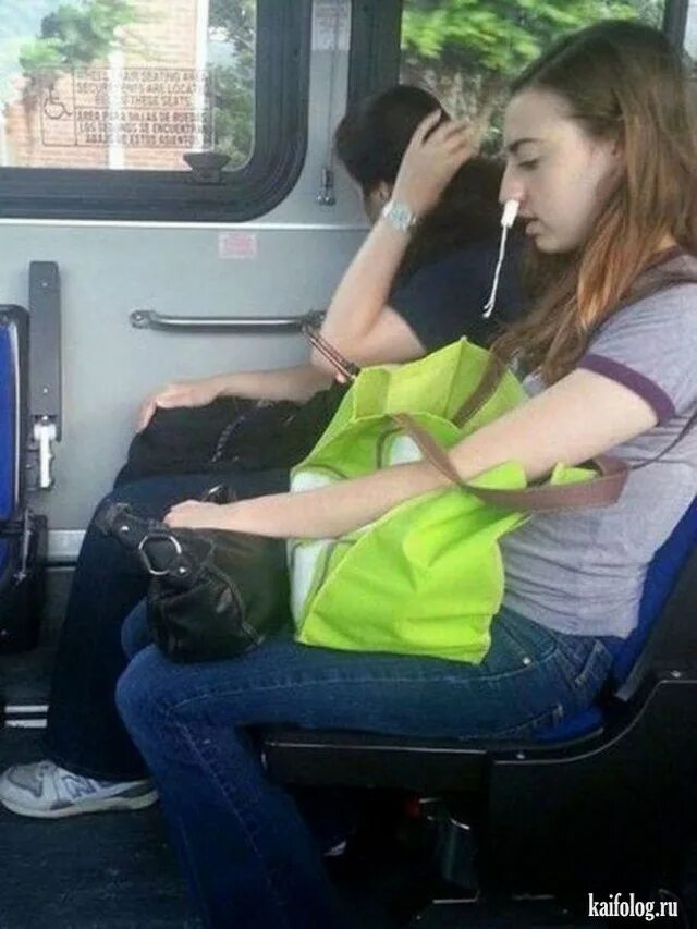 Девушки в автобусе летом. Девушка в маршрутке. Пассажиры общественного транспорта. Женщины в общественном транспорте. Люди в автобусе.