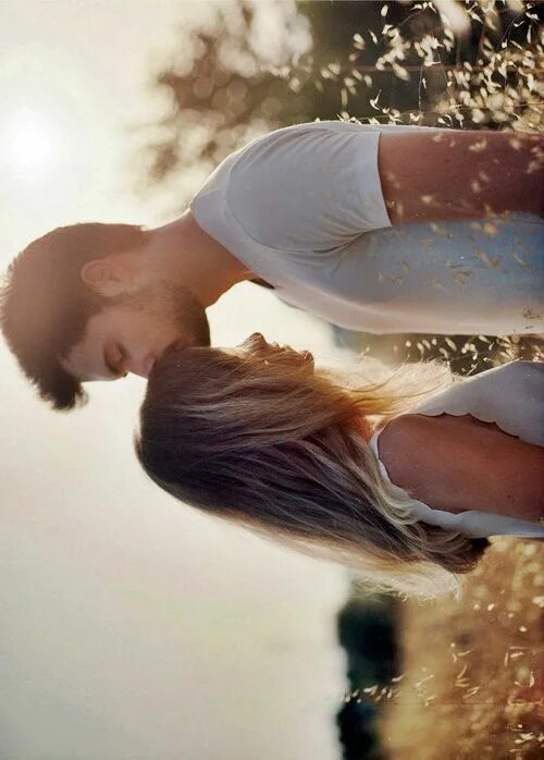 Если парень кружит девушку. Кружит девушку на руках. Парень кружит. Романтичная пара. Парень кружит девушку.